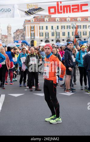 Cuneo, Italie. 13 novembre 2022. Quelques-uns des 18 500 participants à la ligne de départ du marathon annuel de Cuneo. Le marathon est un événement profondément ressenti par les citoyens. Credit: Luca Prestia / Alamy Live News Banque D'Images