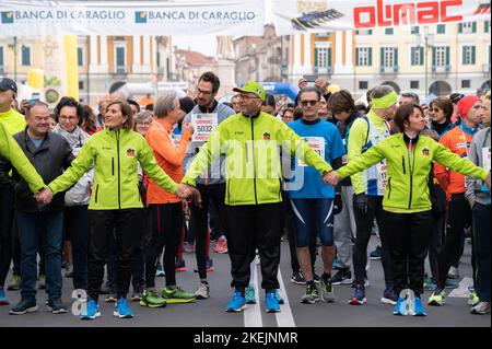 Cuneo, Italie. 13 novembre 2022. Le service de sécurité de l'organisation a arrêté les 18 500 participants au Marathon Cuneo. Credit: Luca Prestia / Alamy Live News Banque D'Images