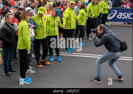 Cuneo, Italie. 13 novembre 2022. Le service de sécurité de l'organisation a arrêté les 18 500 participants au Marathon Cuneo. Credit: Luca Prestia / Alamy Live News Banque D'Images