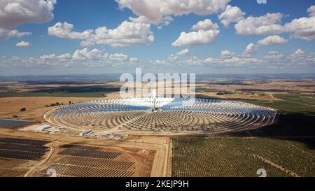 Vue aérienne par drone de l'usine thermosolaire Gemasolar de Séville, Espagne. Énergie solaire. Énergie verte. Alternatives aux combustibles fossiles. Écologique. Banque D'Images