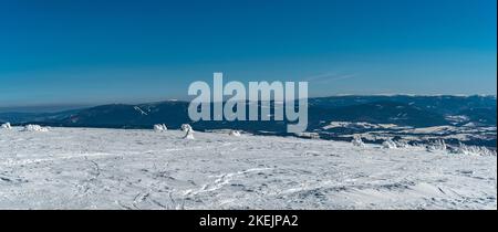 Les montagnes jéeniky de Kralicky Sneznik sommet de colline sur les frontières tchèques-polonais pendant la belle journée d'hiver Banque D'Images
