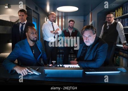 ADEN YOUNG, RUSSELL CROWE, RZA, LIAM HEMSWORTH, DANIEL MACPHERSON ET STEVE BASTONI DANS LE POKER FACE (2022), RÉALISÉ PAR RUSSELL CROWE. Credit: Arclight films / Album Banque D'Images