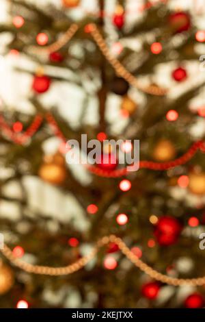 Partie d'un arbre de Noël décoré de lumières - doux foyer Banque D'Images