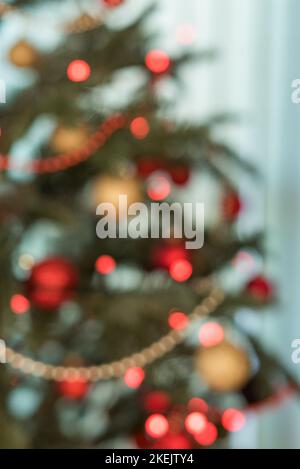 Partie d'un arbre de Noël décoré de lumières - doux foyer Banque D'Images