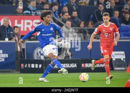 De gauche à droite Sidi SANE (GE), Joshua KIMMICH (M) action, soccer 1st Bundesliga, 15th match, FC Schalke 04 (GE) - FC Bayern Munich (M), on 12 novembre 2022 à Gelsenkirchen/Allemagne. #La réglementation DFL interdit toute utilisation de photographies comme séquences d'images et/ou quasi-vidéo # Banque D'Images