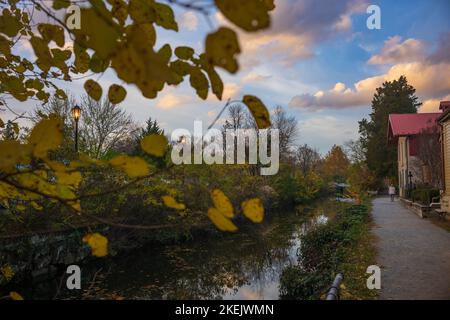 Les chemins de la piste du canal du Delaware à Lambertville, NJ, sont bordés d'arbres qui montrent leur feuillage d'automne. Banque D'Images