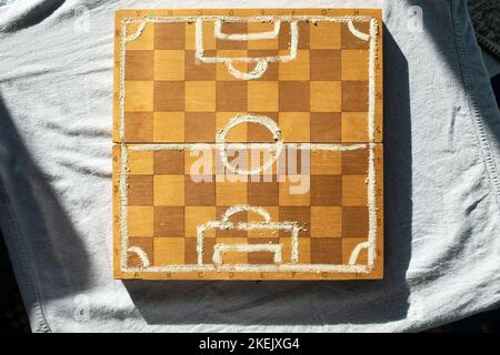 Concept de tactique et de stratégie dans le football dans le championnat, les lignes de marquage de terrain de football sont dessinées sur le plateau d'échecs, prêt pour la mise en page pour le positionnement Banque D'Images