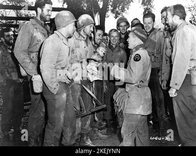 BURGESS MEREDITH en tant que correspondant de guerre Ernie Pyle avec des soldats américains dans L'HISTOIRE DE G.I. JOE 1945 réalisateur WILLIAM A. WELLMAN Directeur adjoint Robert Aldrich Lester Cowan Productions / United Artists Banque D'Images