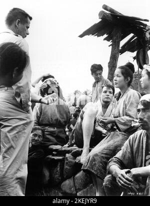 GLENN FORD et MARLON BRANDO sur le terrain Candid près de Nara, Japon avec des extras japonais et des acteurs pendant le tournage de LA MAISON DE THÉ DE LA LUNE D'AOÛT 1956 réalisateur DANIEL MANN livre Vern J. Sneider jouer / scénario John Patrick producteur Jack Cummings Metro Goldwyn Mayer Banque D'Images