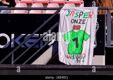 NIJMEGEN, PAYS-BAS - NOVEMBRE 13 : les supporters de fans se doutent de la décision de ne pas avoir fait passer le gardien de but Jasper Cillessen of S.E.C. au championnat du monde lors du match hollandais entre N.E.C. et RKC Waalwijk au Goffertstadion sur 13 novembre 2022 à Nijmegen, pays-Bas (photo de Broer van den Boom/Orange Pictures) Banque D'Images