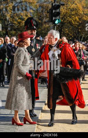 Londres, Royaume-Uni. 12th novembre 2022. Nouveau Seigneur Maire Nicholas Lyons avec sa femme, la Madone Mayoress Felicity Lyons à la bénédiction. Le Lord Mayor's Show annuel part de Mansion House à travers la ville de Londres, passant par la cathédrale Saint-Paul jusqu'aux cours royales de justice et retour. L'alderman Nicholas Lyons passe dans l'autocar d'État d'or et devient le seigneur maire de Londres en 694th dans une bénédiction à la cathédrale Saint-Paul. Credit: Imagetraceur/Alamy Live News Banque D'Images