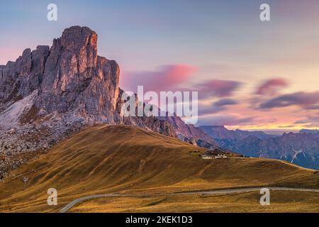 C'est l'automne dans les Dolomites et un beau lever de soleil sur le col de Giau (Passo Giau) à 2200 mètres d'altitude. Ici vous avez une vue de la “Ra Gusela”, Banque D'Images