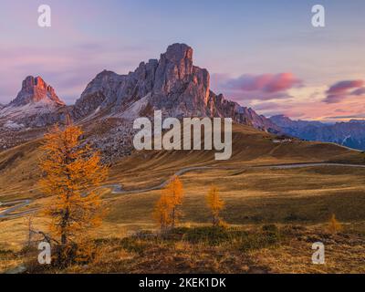 C'est l'automne dans les Dolomites et un beau lever de soleil sur le col de Giau (Passo Giau) à 2200 mètres d'altitude. Ici vous avez une vue de la “Ra Gusela”, Banque D'Images