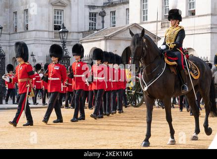 Le capitaine Amy Cooper, de la troupe du roi Royal Horse Artillery, dirige le cercueil de la reine Élisabeth de Grande-Bretagne, qui est transporté du palais de Buckingham au Parlement pour être couché dans l'État, à Londres, en Grande-Bretagne, en 14 septembre 2022. Crédit : Rob Taggart/Alamy Banque D'Images