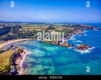 Vue aérienne de la plage de Porcia dans le conseil des asturies d'El Franco, Asturies, Espagne Banque D'Images