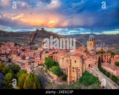 Vue sur Albarracin au coucher du soleil avec ses murs et sa cathédrale en premier plan. Banque D'Images