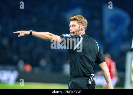 Berlin, Berlin, Allemagne. 12th novembre 2022. L'arbitre CHRISTIAN DinBERT fait un appel dans le BSC Hertha contre le FC Cologne Bundesliga match à l'Olympiastadion à Berlin, Allemagne sur 12 novembre 2022. (Image de crédit : © Kai Dambach/ZUMA Press Wire) Banque D'Images