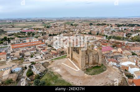 Vue aérienne générale de Sabada depuis le château sur le rocher au sommet d'une petite colline, dans la région de Cinco Villas, Saragosse, Aragon Espagne Banque D'Images