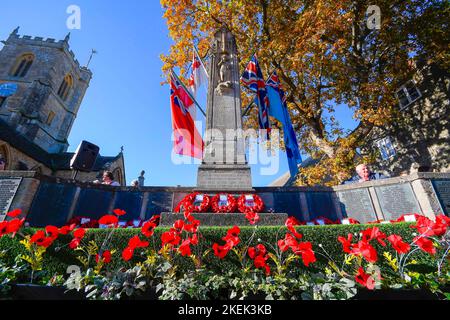 Bridport, Dorset, Royaume-Uni. 13th novembre 2022. Le monument commémoratif de guerre décoré de coquelicots à l’extérieur de l’église Sainte-Marie le dimanche du souvenir. Crédit photo : Graham Hunt/Alamy Live News Banque D'Images