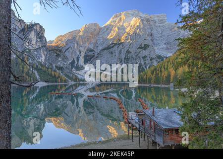 Matin au Lago Braies alias Pragser Wildsee Banque D'Images