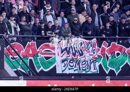 NIJMEGEN, PAYS-BAS - NOVEMBRE 13: Fan Supporters bannière questionnant la décision de ne pas prendre le gardien de but Jasper Cillessen of S.E.C. au championnat du monde, texte écrit sur la bannière Louis 100% dement pendant le match néerlandais Evisrediie entre N.E.C. et RKC Waalwijk au Goffertstadion sur 13 novembre 2022 à Nijmegen, pays-Bas (Photo de Broer van den Boom/Orange Pictures) Banque D'Images