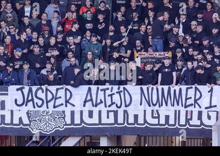 NIJMEGEN, PAYS-BAS - NOVEMBRE 13: Fan Supporters Banner questionnant la décision de ne pas prendre le gardien de but Jasper Cillessen of S.E.C. au championnat du monde, texte écrit sur la bannière Jasper altijd Nummer 1 pendant le match néerlandais Eredivisiie entre N.E.C. et RKC Waalwijk au Goffertstadion 13 novembre 2022 à Nijmegen, Pays-Bas (photo de Broer van den Boom/Orange Pictures) Banque D'Images