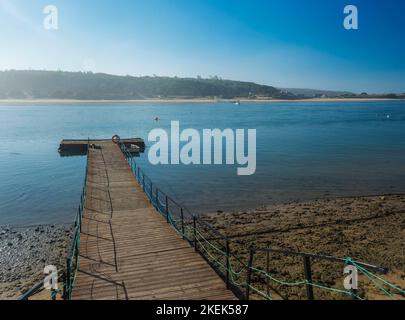 Petit quai pour bateaux en bois, jetée pour les bateaux de ferry traversant la rivière Mira qui coule dans l'océan Atlantique. Vila Nova de Milfontes, Côte de Vicentine naturelle Banque D'Images