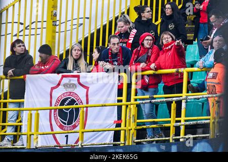 Les supporters d'Anvers photographiés avant un match de football entre le Club Brugge KV et le Royal Antwerp FC, dimanche 13 novembre 2022 à Brugge, le 17 e jour de la première division de la « Jupiler Pro League » 2022-2023 du championnat belge. BELGA PHOTO TOM GOYVAERTS Banque D'Images