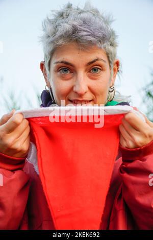 portrait d'une personne non binaire avec un chapeau de noël Banque D'Images