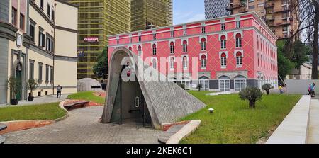 Tirana, Albanie - 4 juin 2022 : entrée du musée Bunk'Art 2 devant les gratte-ciel en plein essor Banque D'Images