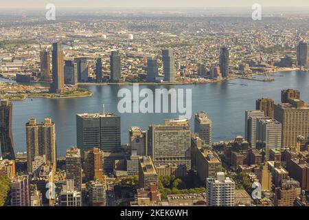 Vue magnifique sur les gratte-ciels de Manhattan sur fond de paysage urbain. New York. ÉTATS-UNIS. Banque D'Images