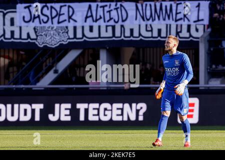 NIJMEGEN, PAYS-BAS - NOVEMBRE 13: Fan Supporters Banner questionnant la décision de ne pas prendre le gardien de but Jasper Cillessen of S.E.C. au championnat du monde, texte écrit sur la bannière Jasper altijd Nummer 1 pendant le match néerlandais Eredivisiie entre N.E.C. et RKC Waalwijk au Goffertstadion 13 novembre 2022 à Nijmegen, Pays-Bas (photo de Broer van den Boom/Orange Pictures) Banque D'Images