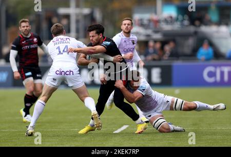 Sean Maitland de Saracens est attaqué par Tommy Freeman (14) des Northampton Saints et Sam Graham lors du match de Premiership de Gallagher au stade StoneX, à Londres. Date de la photo: Dimanche 13 novembre 2022. Banque D'Images