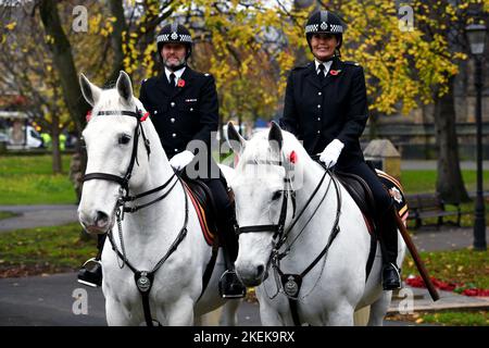 Newcastle, Royaume-Uni. 13th novembre 2022. 13/11/2022 défilé du dimanche du souvenir, Newcastle. Parker et Pluton, de la division de chevaux de la police de Northumbria, dirigent le défilé. Les mêmes chevaux de police font également partie du cortège funéraire de la reine Elizabeth. Crédit au Royaume-Uni : Robert Chambers/Alay Live News Banque D'Images