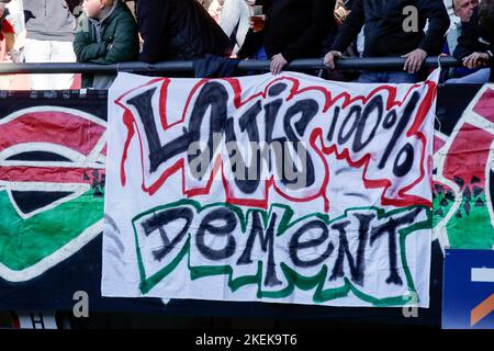 NIJMEGEN, PAYS-BAS - NOVEMBRE 13: Fan Supporters bannière questionnant la décision de ne pas prendre le gardien de but Jasper Cillessen of S.E.C. au championnat du monde, texte écrit sur la bannière Louis 100% dement pendant le match néerlandais Evisrediie entre N.E.C. et RKC Waalwijk au Goffertstadion sur 13 novembre 2022 à Nijmegen, pays-Bas (Photo de Broer van den Boom/Orange Pictures) Banque D'Images