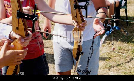 Concours de tir à l'arc de rue en gros plan, en plein air dans le parc. Une cible extérieure pour le tir avec un arc et des flèches, pour le tir à l'arc des flèches un jour d'été , frapper le but. Photo de haute qualité Banque D'Images