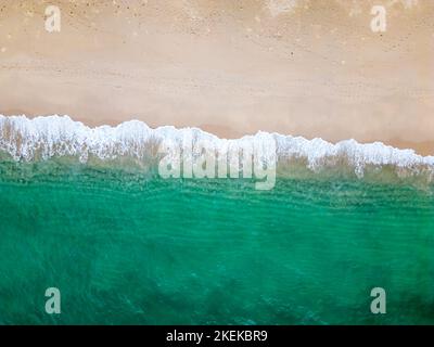 Vue aérienne de drone (de haut en bas) sur les vagues de mer et le sable blanc. Bleu turquoise, thème tropical. Concept de détente dans la nature pure. Banque D'Images