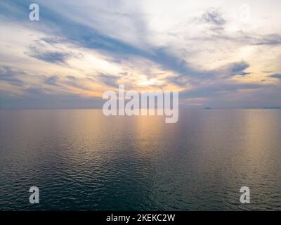 Coucher de soleil sur l'océan, couleurs chaudes et douces. Vue aérienne sur l'océan. Banque D'Images