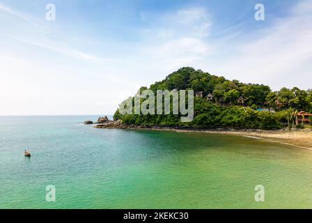 Vue aérienne sur la baie de bambou et la plage de l'île de Koh Lanta, Thaïlande. Forêt tropicale près de la plage rocheuse et sable blanc avec eau turquoise. Banque D'Images