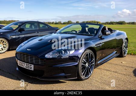 2011 Aston Martin DBS Volante ‘OO07 ZEG’ en exposition à l’assemblée Poster Cars & Supercars du Bicester Heritage Centre. Banque D'Images