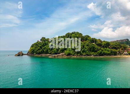 Vue aérienne sur la baie de bambou et la plage de l'île de Koh Lanta, Thaïlande. Forêt tropicale près de la plage rocheuse et sable blanc avec eau turquoise. Banque D'Images