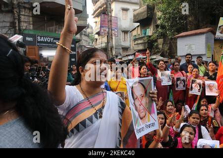 Kolkata, Inde. 12th novembre 2022. Bharatiya Janata Party (BJP) les militantes de cellules marchent au poste de police de Shyampukur et s'assoient dans la rue en face de Shyampukur P.S. et brûlent la plaque photo du ministre TMC Akhil Giri et ont exigé la démission immédiate du ministre TMC Akhil Giri à Kolkata. Samedi, le ministre du Bengale occidental Akhil Giri a fait l'objet de nombreuses critiques, notamment de la part du Congrès Trinamool, pour avoir prononcé des remarques controversées sur le Président Droupadi Murmu. (Photo de Dipa Chakraborty/Pacific Press) crédit: Pacific Press Media production Corp./Alay Live News Banque D'Images