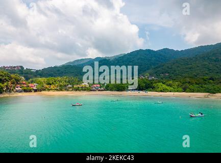 Vue aérienne sur la baie de bambou et la plage de l'île de Koh Lanta, Thaïlande. Forêt tropicale près de la plage rocheuse et sable blanc avec eau turquoise. Banque D'Images