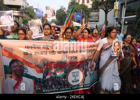 Kolkata, Inde. 12th novembre 2022. Bharatiya Janata Party (BJP) les militantes de cellules marchent au poste de police de Shyampukur et s'assoient dans la rue en face de Shyampukur P.S. et brûlent la plaque photo du ministre TMC Akhil Giri et ont exigé la démission immédiate du ministre TMC Akhil Giri à Kolkata. Samedi, le ministre du Bengale occidental Akhil Giri a fait l'objet de nombreuses critiques, notamment de la part du Congrès Trinamool, pour avoir prononcé des remarques controversées sur le Président Droupadi Murmu. (Photo de Dipa Chakraborty/Pacific Press) crédit: Pacific Press Media production Corp./Alay Live News Banque D'Images