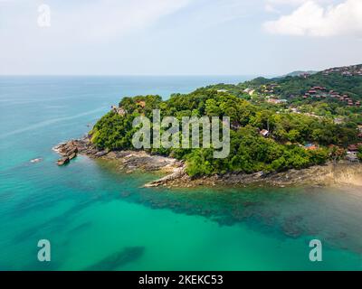 Vue aérienne sur la baie de bambou et la plage de l'île de Koh Lanta, Thaïlande. Forêt tropicale près de la plage rocheuse et sable blanc avec eau turquoise. Banque D'Images