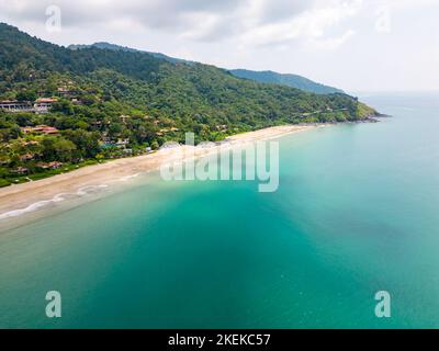 Vue aérienne sur la baie de bambou et la plage de l'île de Koh Lanta, Thaïlande. Forêt tropicale près de la plage rocheuse et sable blanc avec eau turquoise. Banque D'Images