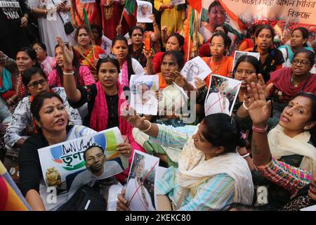 Kolkata, Inde. 12th novembre 2022. Bharatiya Janata Party (BJP) les militantes de cellules marchent au poste de police de Shyampukur et s'assoient dans la rue en face de Shyampukur P.S. et brûlent la plaque photo du ministre TMC Akhil Giri et ont exigé la démission immédiate du ministre TMC Akhil Giri à Kolkata. Samedi, le ministre du Bengale occidental Akhil Giri a fait l'objet de nombreuses critiques, notamment de la part du Congrès Trinamool, pour avoir prononcé des remarques controversées sur le Président Droupadi Murmu. (Photo de Dipa Chakraborty/Pacific Press) crédit: Pacific Press Media production Corp./Alay Live News Banque D'Images