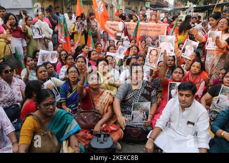 Kolkata, Inde. 12th novembre 2022. Bharatiya Janata Party (BJP) les militantes de cellules marchent au poste de police de Shyampukur et s'assoient dans la rue en face de Shyampukur P.S. et brûlent la plaque photo du ministre TMC Akhil Giri et ont exigé la démission immédiate du ministre TMC Akhil Giri à Kolkata. Samedi, le ministre du Bengale occidental Akhil Giri a fait l'objet de nombreuses critiques, notamment de la part du Congrès Trinamool, pour avoir prononcé des remarques controversées sur le Président Droupadi Murmu. (Photo de Dipa Chakraborty/Pacific Press) crédit: Pacific Press Media production Corp./Alay Live News Banque D'Images