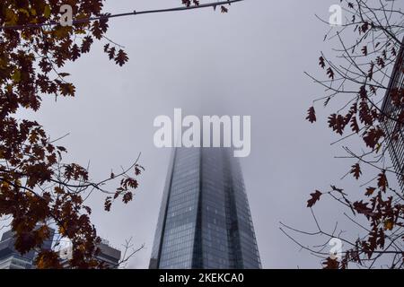 Londres, Angleterre, Royaume-Uni. 13th novembre 2022. Le bâtiment Shard disparaît alors que le brouillard épais enveloppe la capitale. (Image de crédit : © Vuk Valcic/ZUMA Press Wire) Banque D'Images