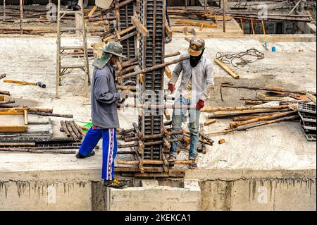 Bangkok, Thaïlande 24 mars 2015: Les ouvriers du bâtiment assemblent des volets en acier pour les colonnes en béton. Banque D'Images